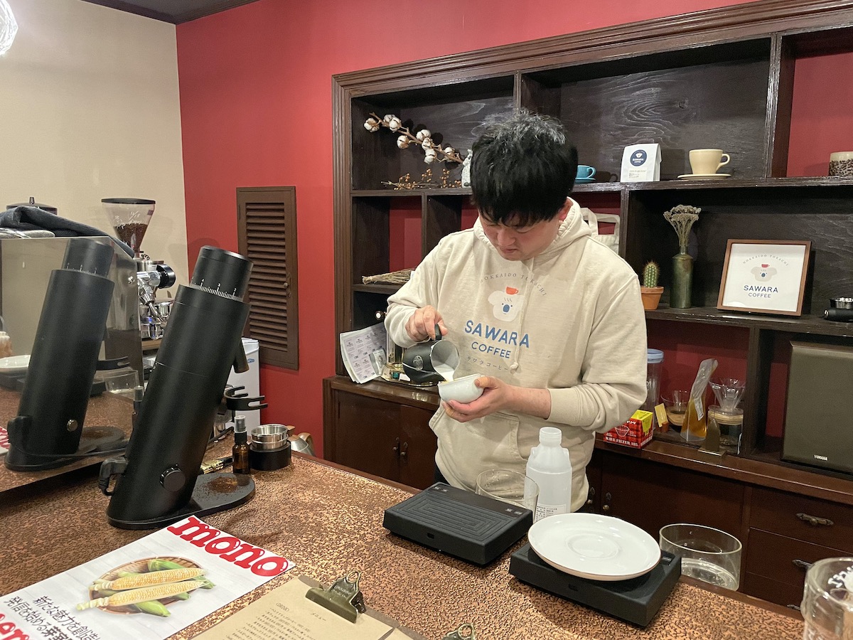 コーヒーを淹れる小笠原慶さん